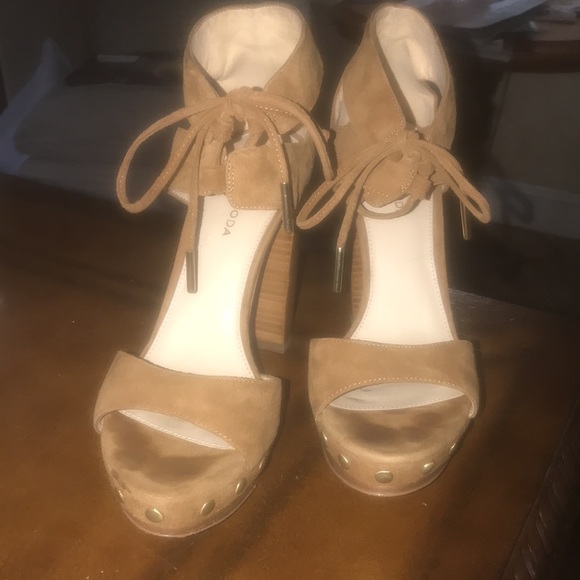 Pella Moda Heels - Picture 4 of 6